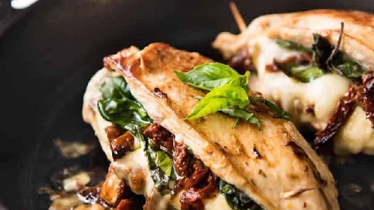 خوراک مرغ شکم پر با اسفناج و پنیر + طرز تهیه