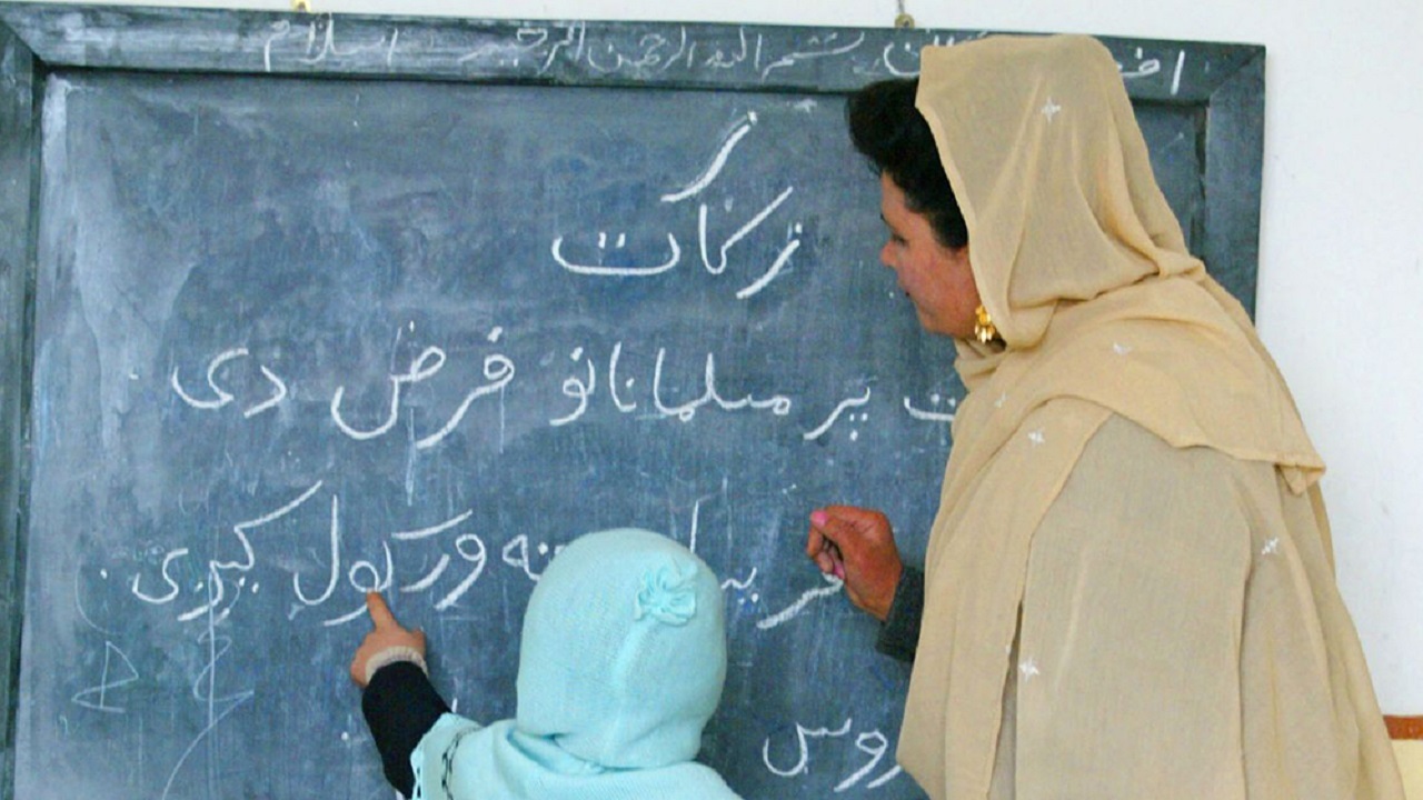 زنان آموزگار به تعطیلی کرسی های تدریس بانوان اعتراض کردند