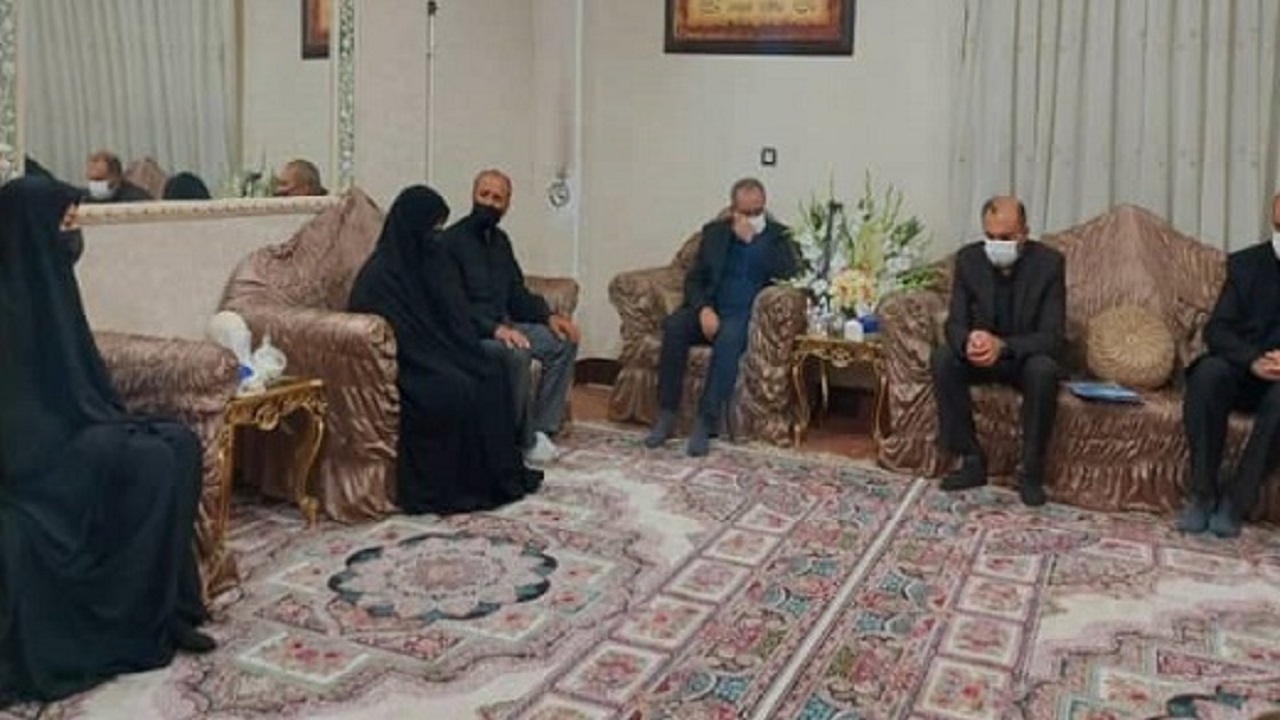حضور استاندار قم در منزل مرحوم محمدرضا سلیمانی