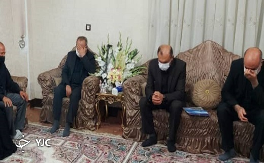 حضور استاندار قم در منزل مرحوم محمدرضا سلیمانی حضور استاندار قم در منزل مرحوم محمدرضا سلیمانی