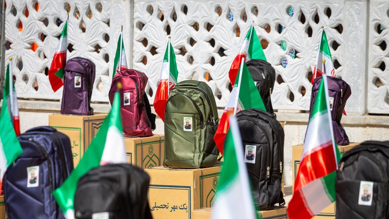 دانش آموزان کم بضاعت گچسارانی لوازم التحریر دریافت می کنند
