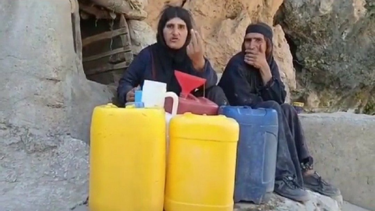 مشقت زنان روستای سرتنگ فالح بخش سوسن برای تامین آب شرب + فیلم
