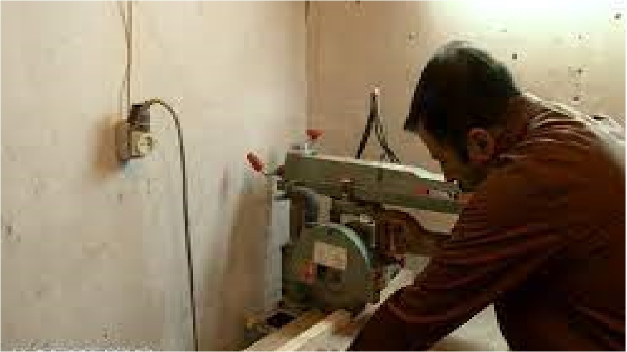 استاد احسان حکیم آذر تنها هنرمند رشته گره&zwnj;چینی در چهارمحال و بختیاری