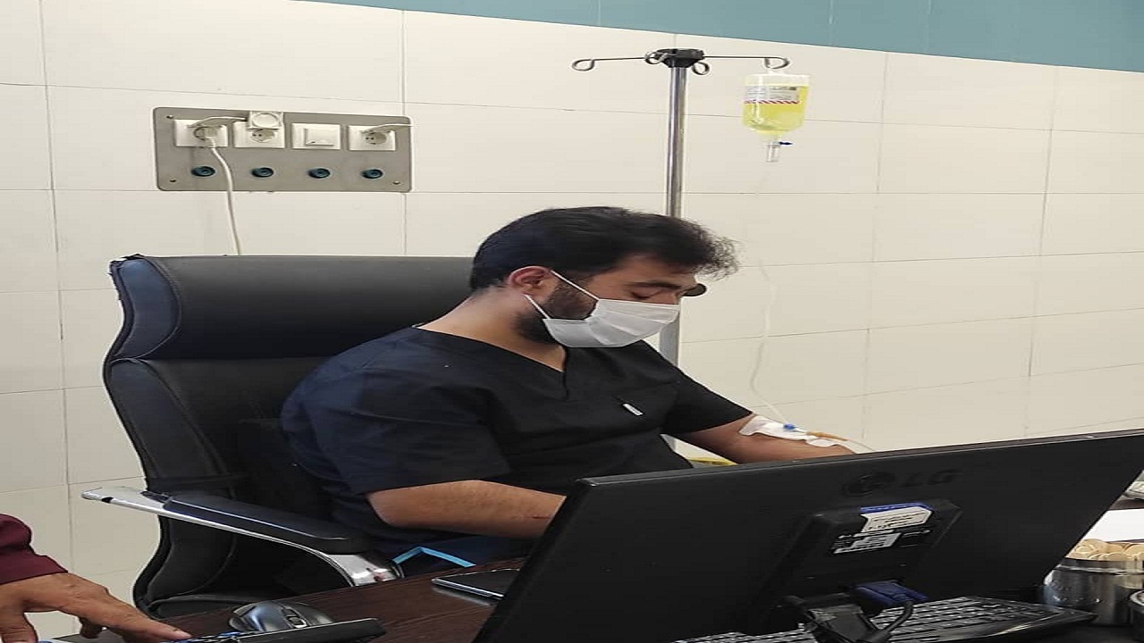 پزشک اسدآبادی زیر سرم بیماران را معاینه کرد