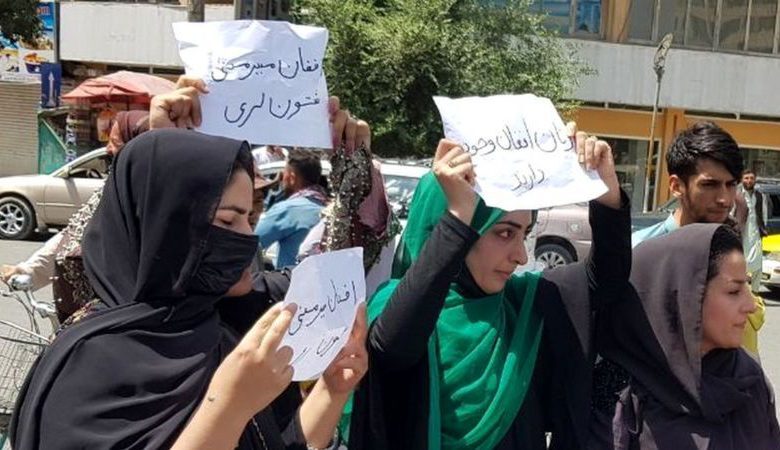طالبان: زنان شاغل فعلا در خانه بمانند