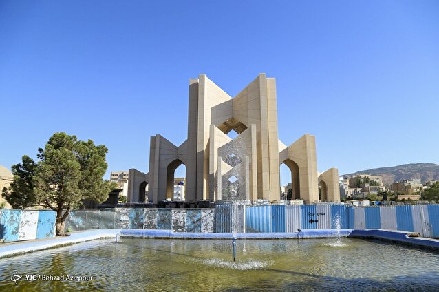 مقبره الشعرا در گیرودار تعمیر