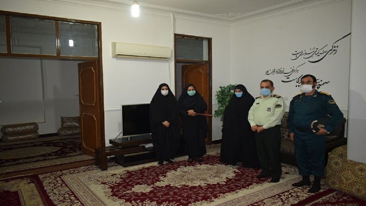دیدارفرمانده انتظامی سیستان وبلوچستان با خانواده ۲ شهید سرافراز ناجا در زابل / شهداء مایه عزت، افتخار و اقتدار کشور هستند