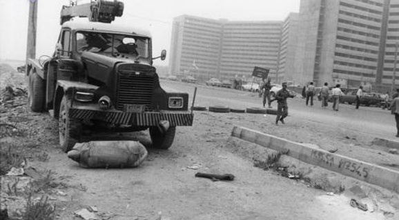 روزی که ایرانی&zwnj;ها فکر کردند کودتا شده، اما جنگ شد/ &laquo;مردمِ همیشه در صحنه&raquo; از کجا آمد؟