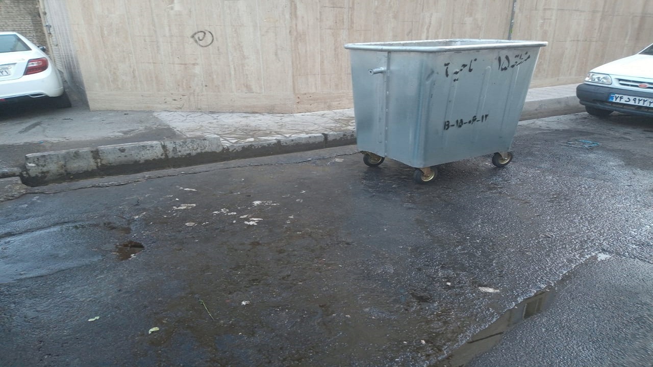 شهرداری درباره تصویر منتشر شده از واژگونی مخزن زباله توضیحاتی داد/پاکیزگی و نظافت عمومی حق شهروندان است