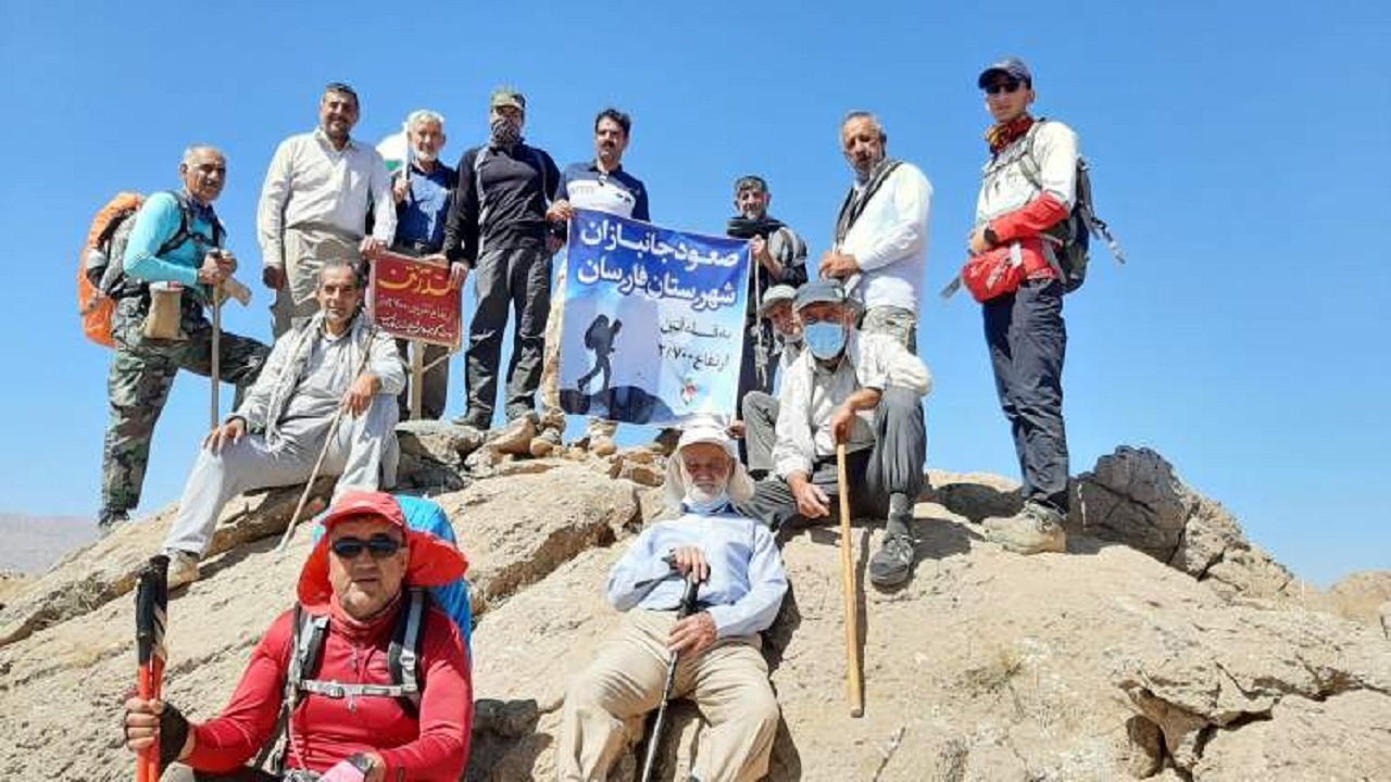 صعود تیم کوهنوردی جانبازان فارسان به قله آنتن