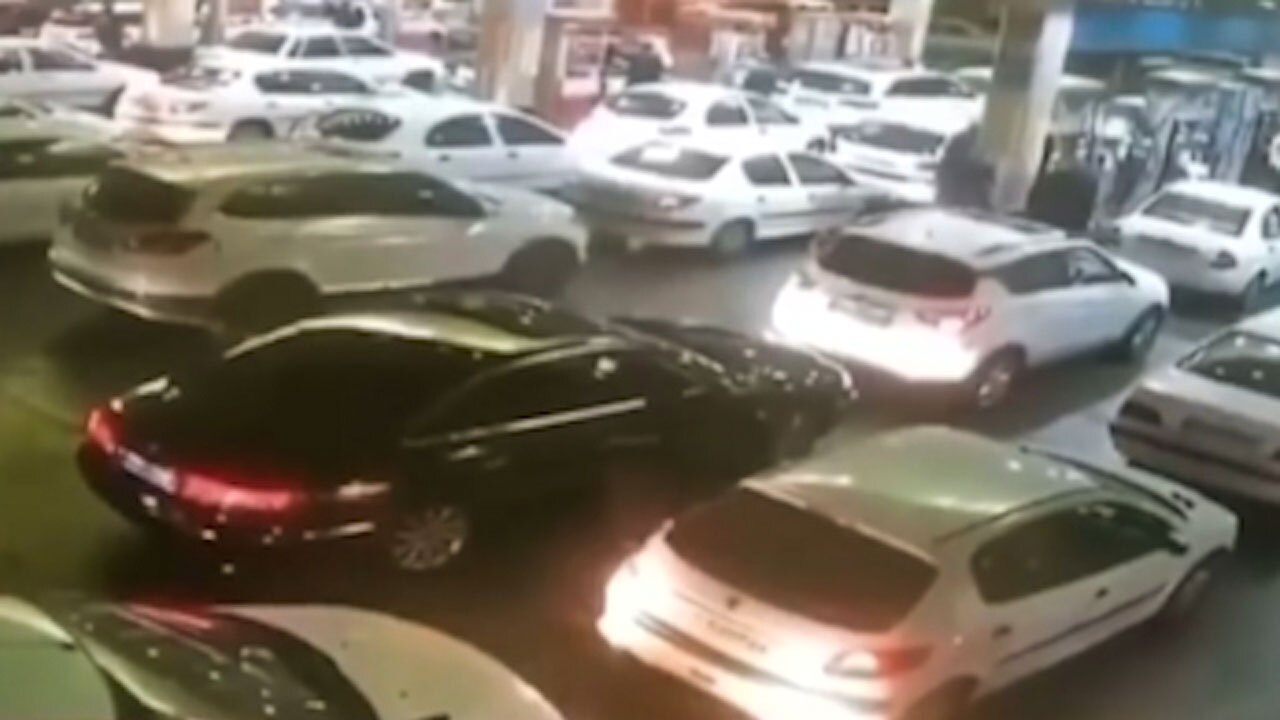 لحظه قاپیدن گوشی همراه در پمپ بنزین + فیلم