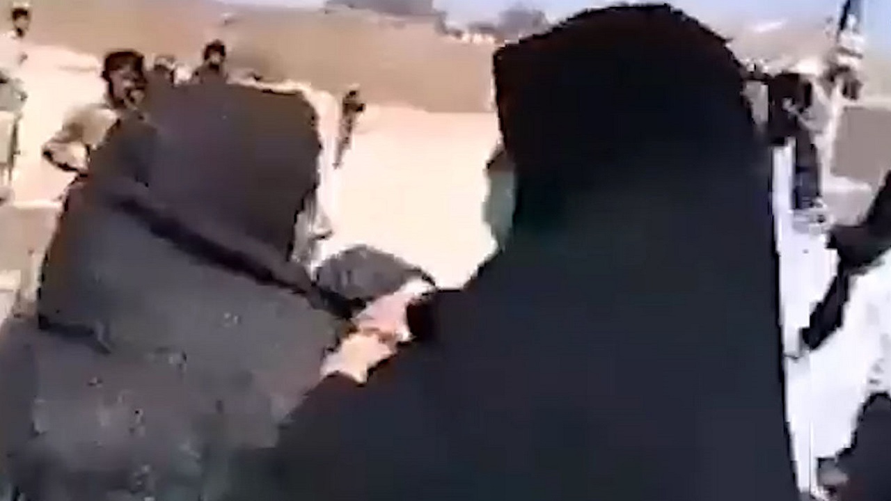 ماجرای ضرب و شتم یک خانم در حاشیه شهر زاهدان چه بود؟ +فیلم