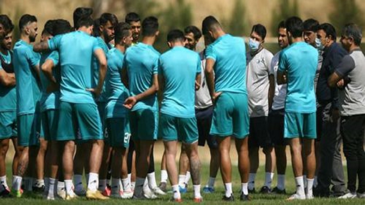 مربی و بازیکن استقلال سرگردان در امارات
