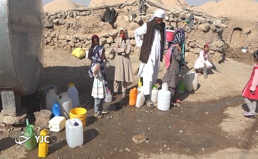 از دور گالنهای خالی در کنار تانکر نمایان بود از دور گالنهای خالی در کنار تانکر نمایان بود