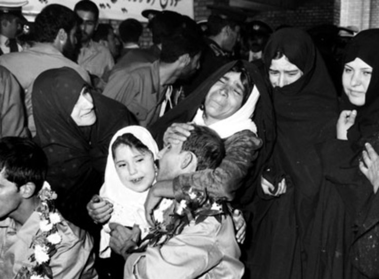خبر آزادی با یک سطل آب یخ/ امتحان سخت یک آزاده از همسرش
