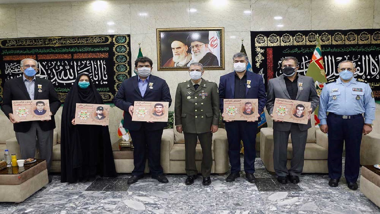 سرلشکر موسوی به خانواده خلبانان شهید ارتش نشان فداکاری اهدا کرد