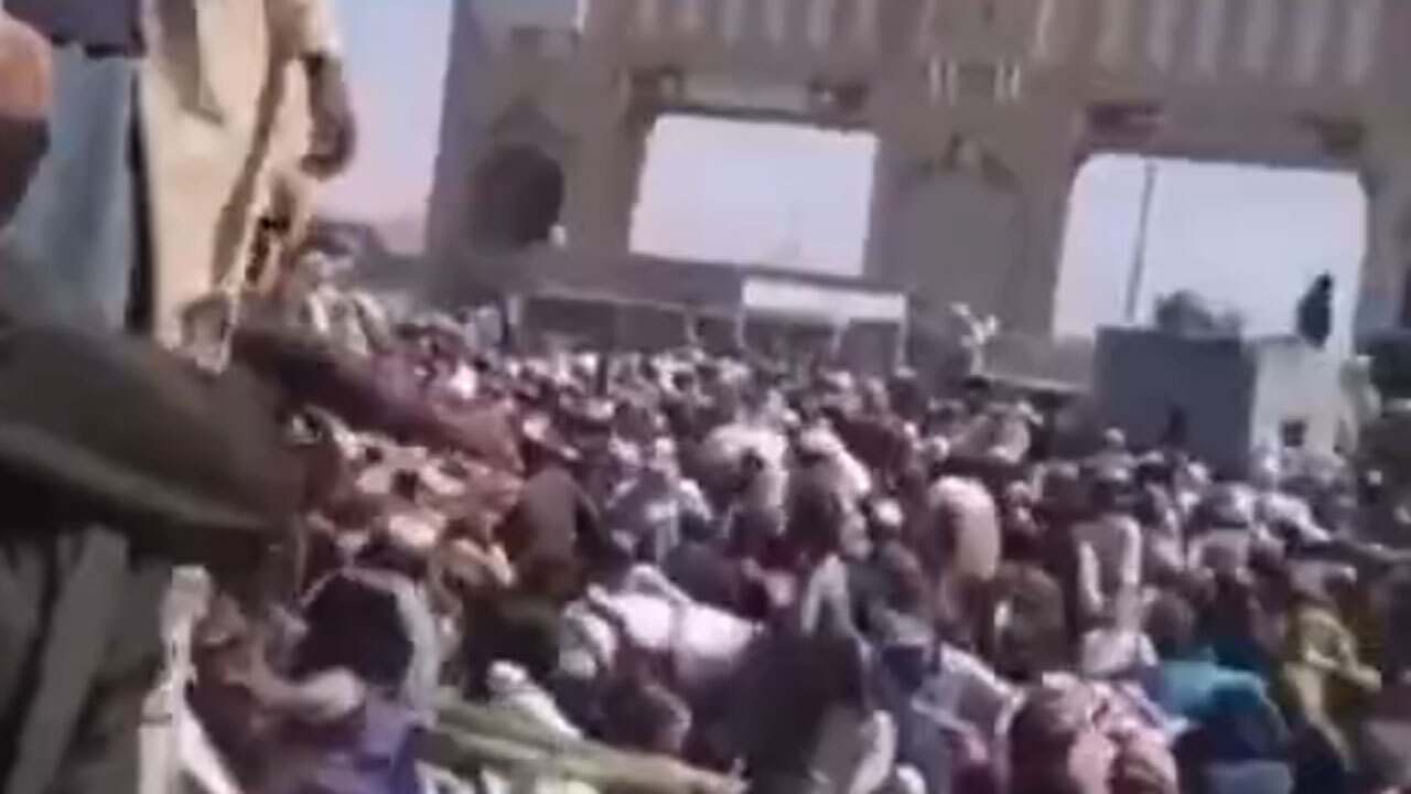 ازدحام عجیب شهروندان افغانستان در مرز پاکستان + فیلم