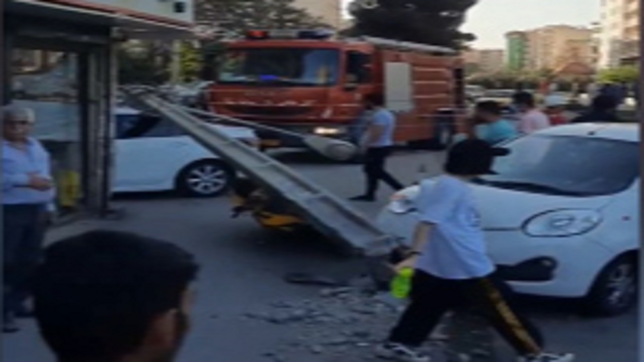 تصادف شدید خودرو با تیر برق + فیلم