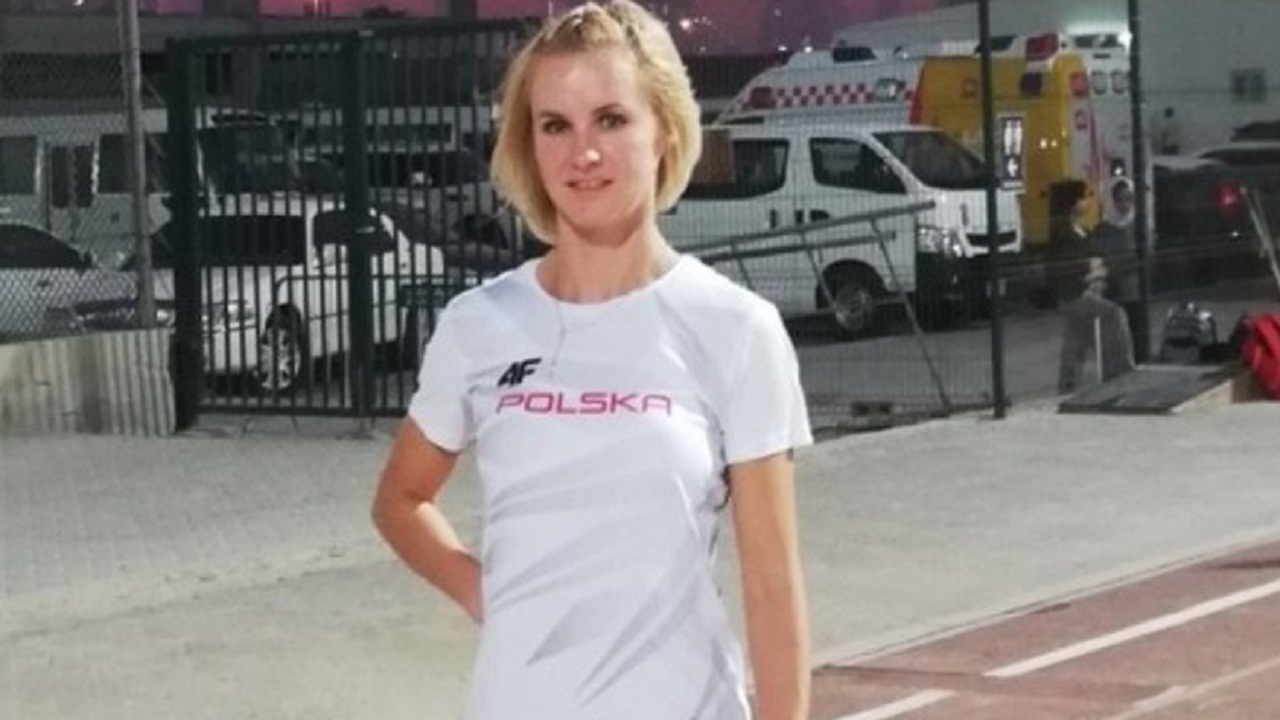 کوزاکوفسکا مدال طلای پرتاب وزنه F۳۲ زنان را به گردن آویخت