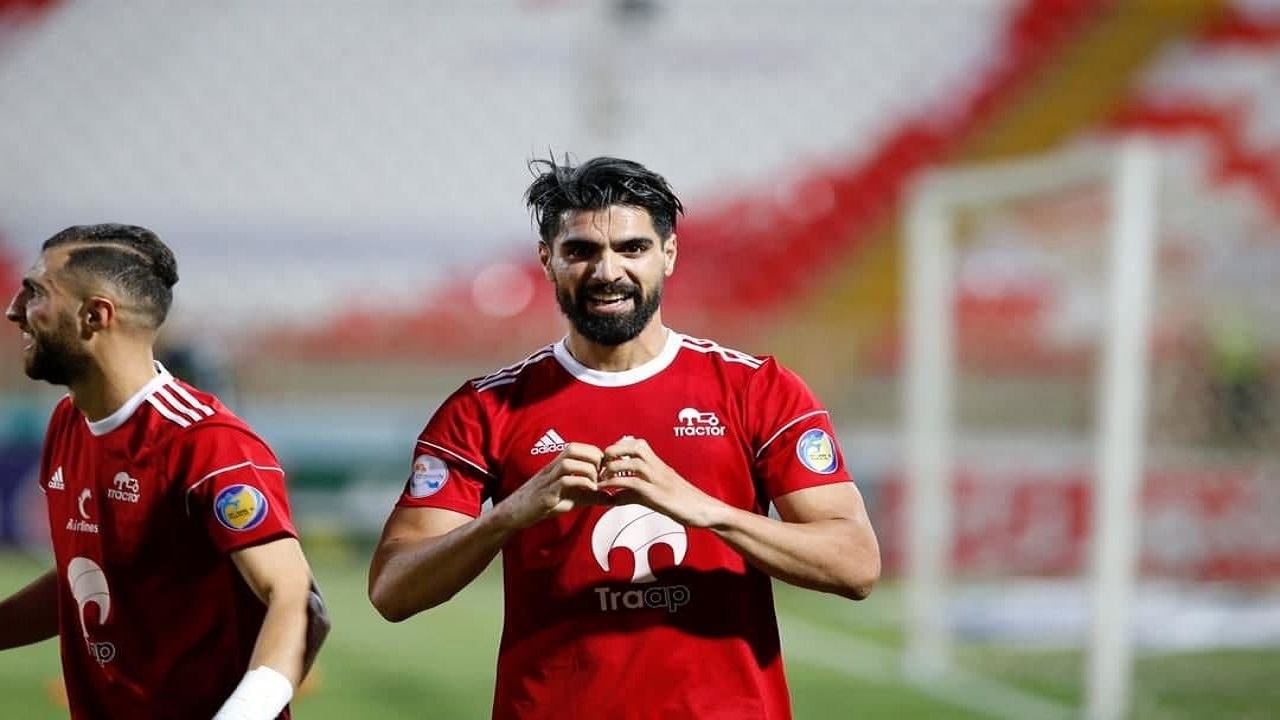 شماره ۸ پرسپولیس بر تن اسدی