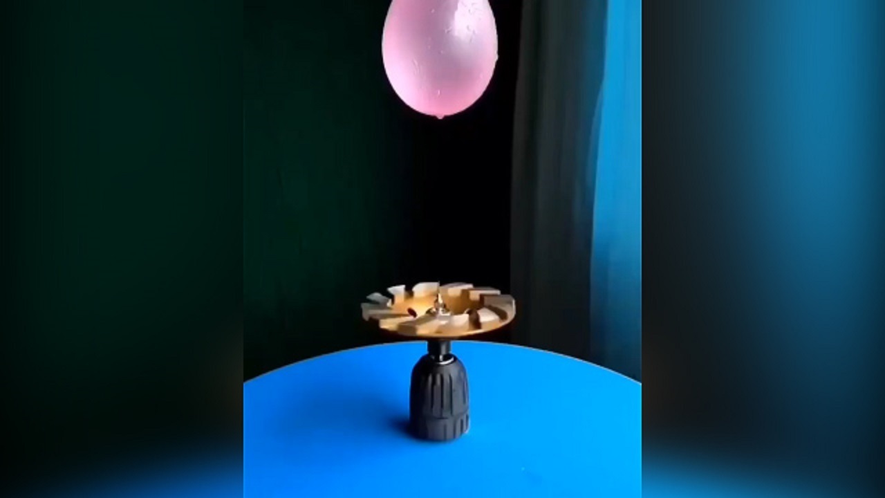 حرکت آهسته لحظه ترکیدن بادکنک پر از آب + فیلم