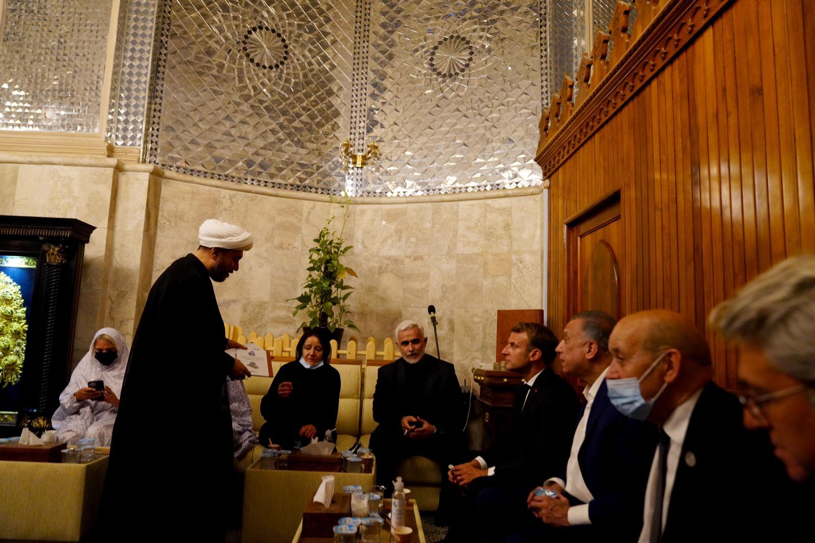رئیس جمهور فرانسه در حرم کاظمین (ع) 