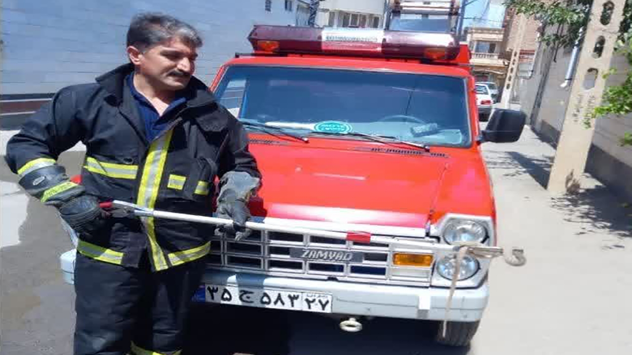 مار بازیگوش در مهاباد پشت فرمان پراید نشست