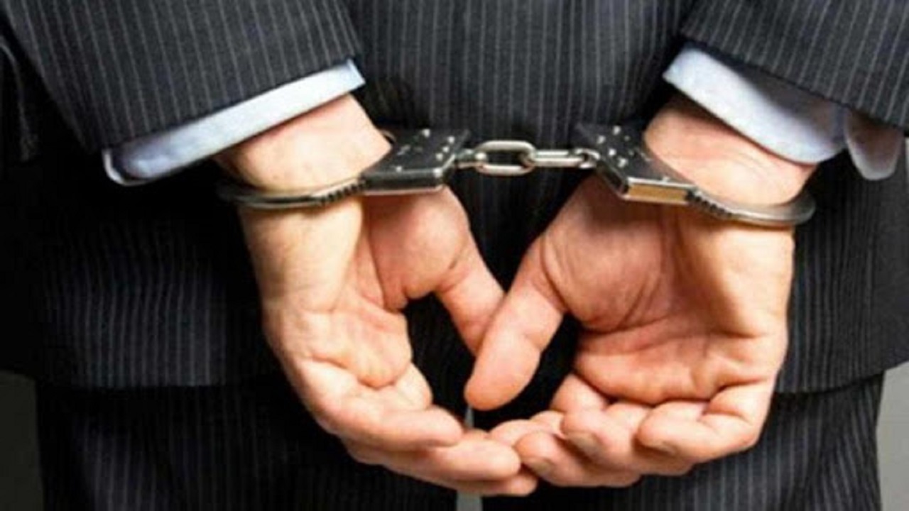 دستگیری قاضی قلابی در مقابل دادگاه