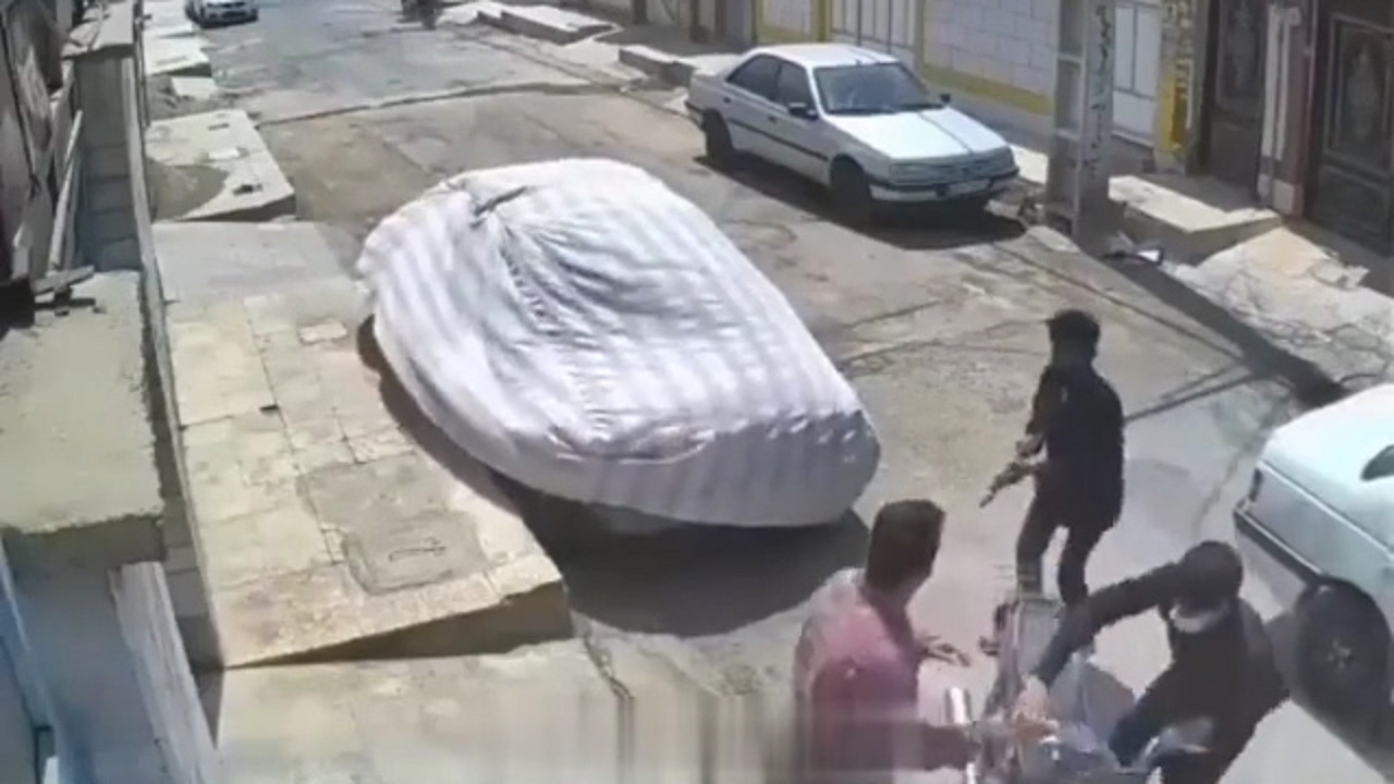 سرقت وحشتناک موتور سیکلت با کلاشینکف + فیلم