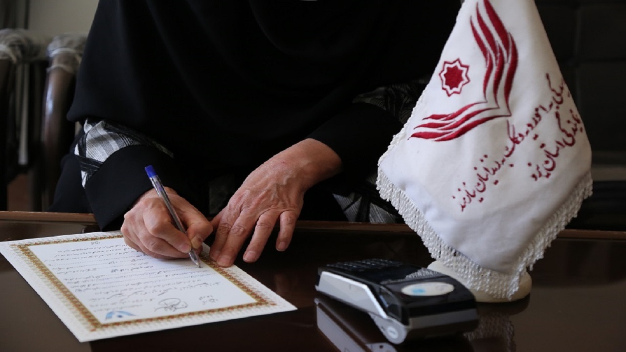 ادای نذر یک بانوی یزدی