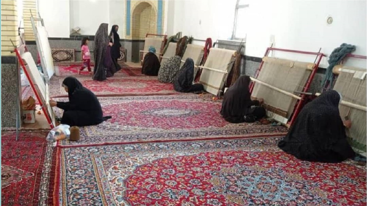 دوره رایگان گلیم بافی در روستای منگاوی ملایر