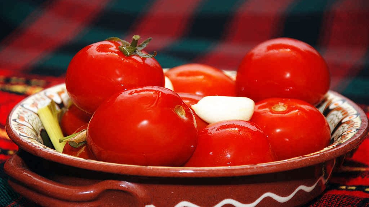 شوری گوجه زینت بخش سفره های پاییزه+ فیلم