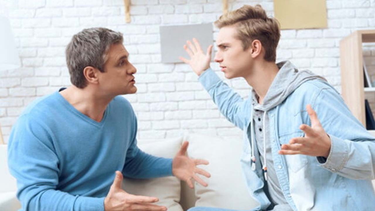 والدین در برابر بد دهنی نوجوانان چه کنند؟