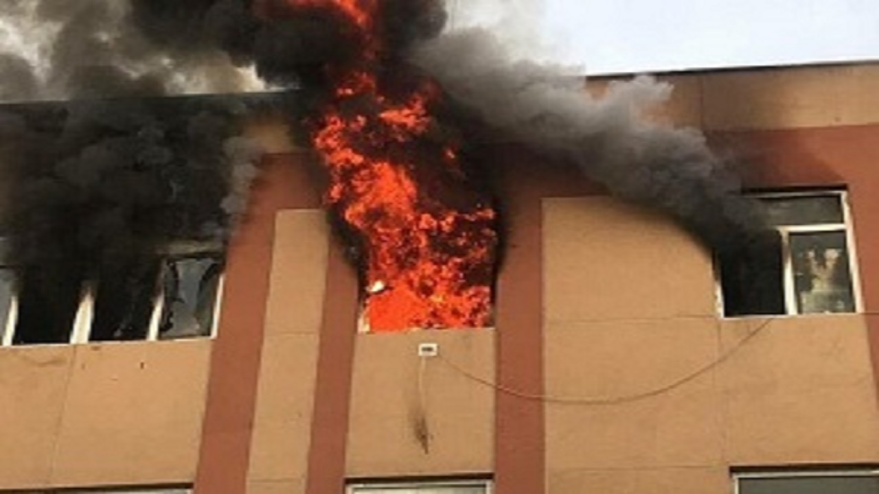 نجات جان ۱۰ نفر از چنگال آتش در اهواز
