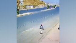 نجات دختربچه گیر افتاده در بین میله های پنجره یک ساختمان! + فیلم