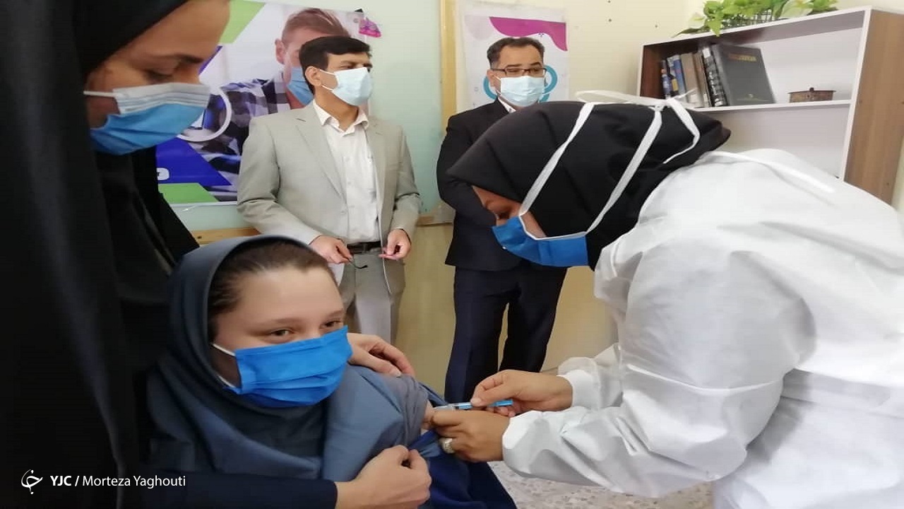تزریق واکسن کرونا برای دانش آموزان ناحیه یک اهواز آغاز شد