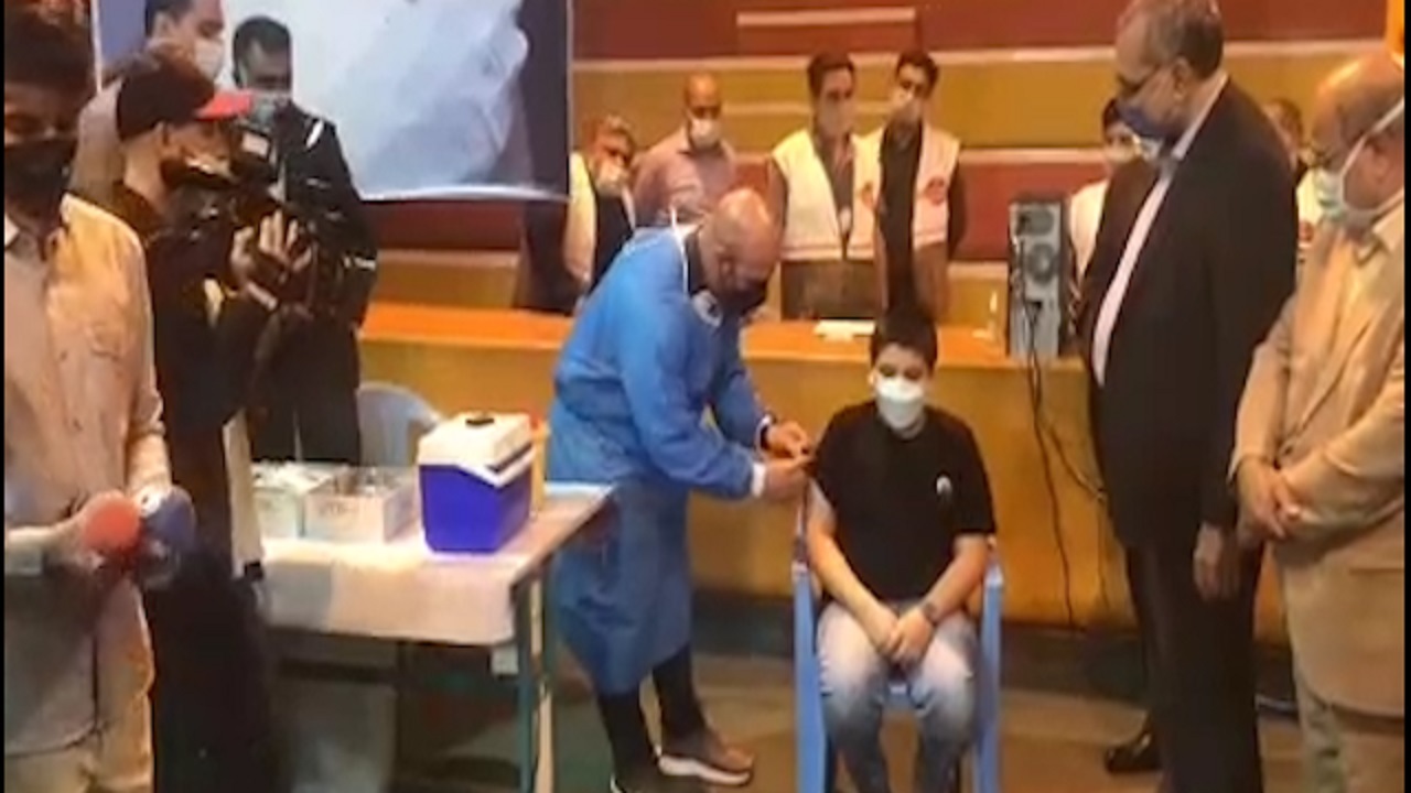 لحظه تزریق واکسن نوه ۱۲ ساله وزیر بهداشت + فیلم