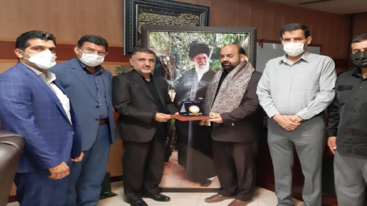 نشان فداکاری و پهلوانی به خانواده شهید علی لندی اهدا شد