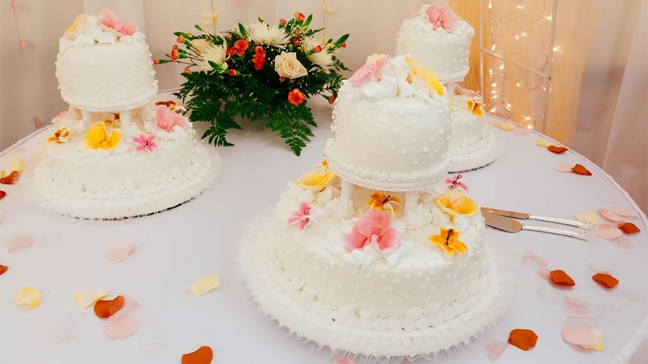 عروسی که از کیک مراسمش کسب درآمد کرد