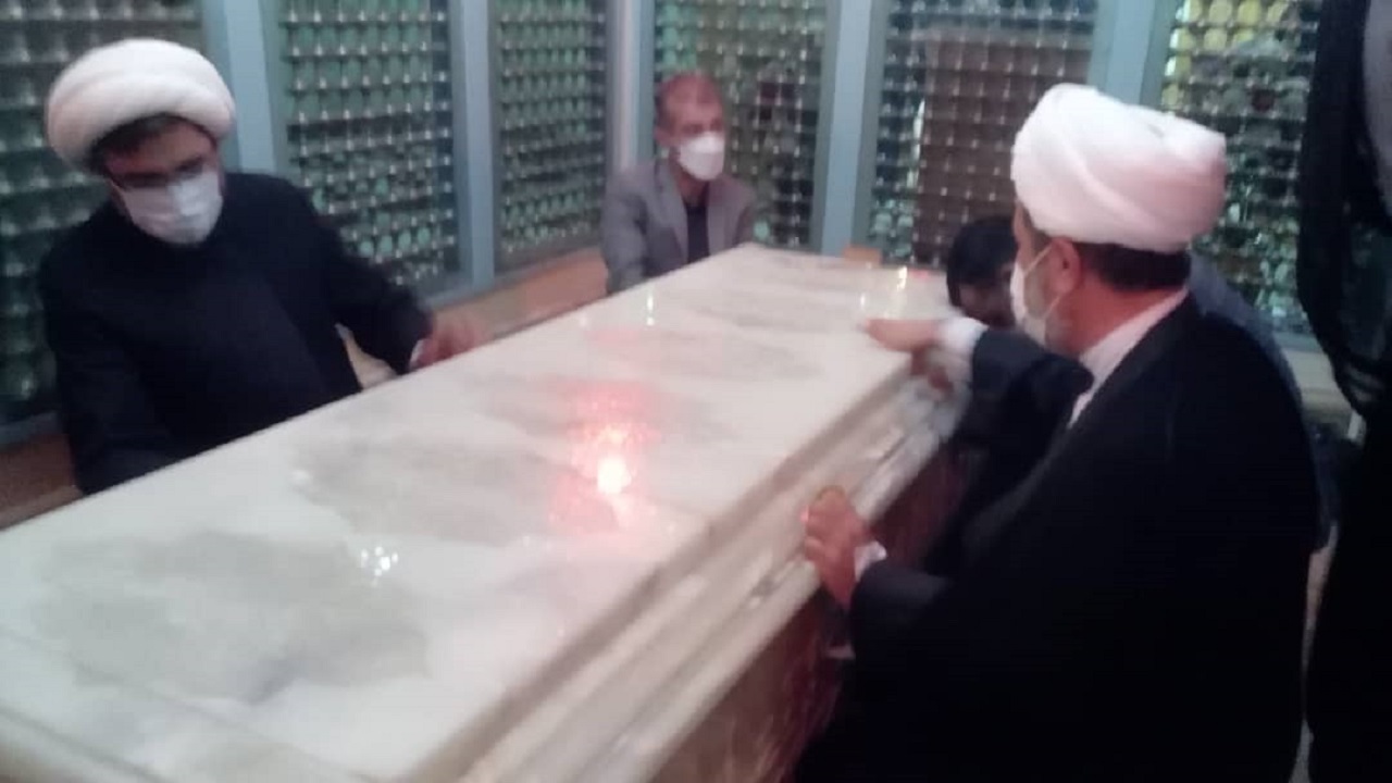 غبارروبی ضریح امام زاده طاهر(ع) کرج