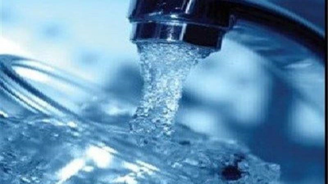 جوشش چشمه آب از پای تیر برق در شیراز! + فیلم