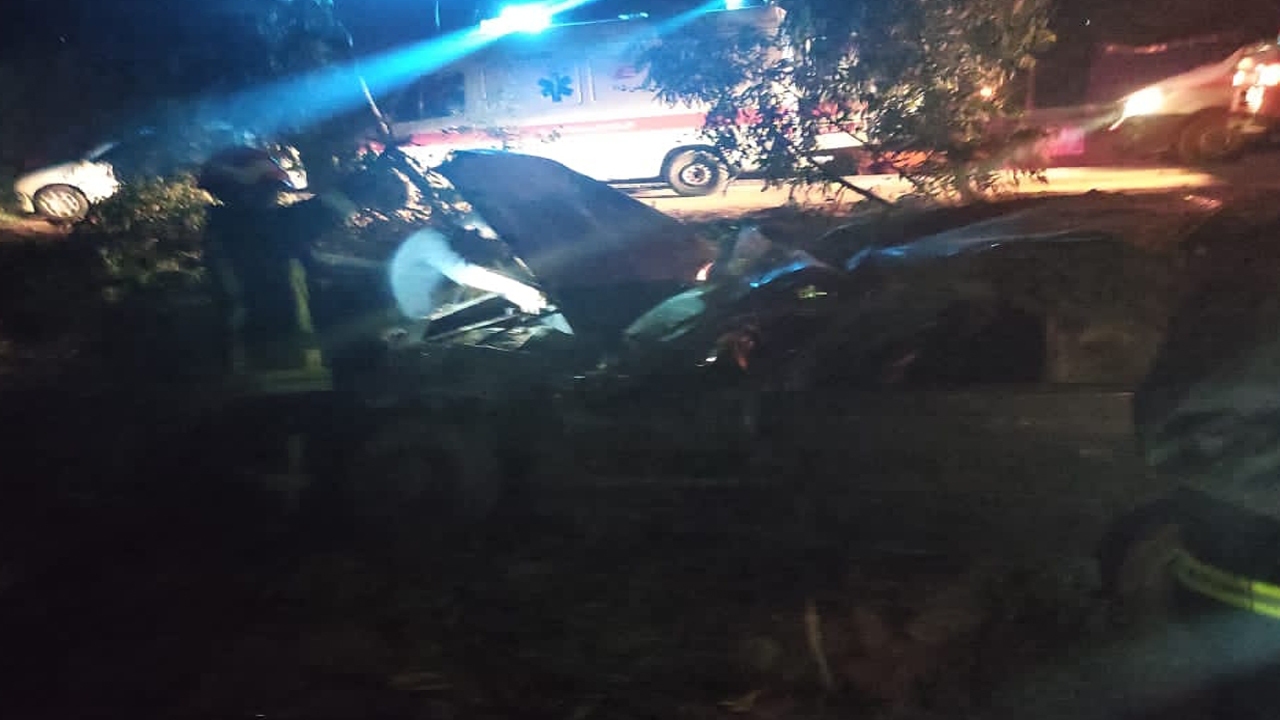 نجات دوسرنشین در حادثه واژگونی خودرو پژو