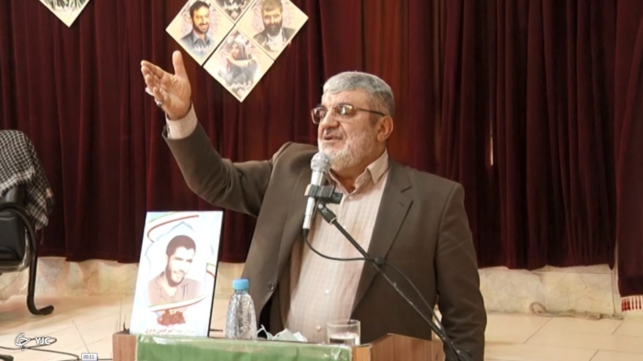باید در مقابل اسلام آمریکایی ایستادگی کنیم