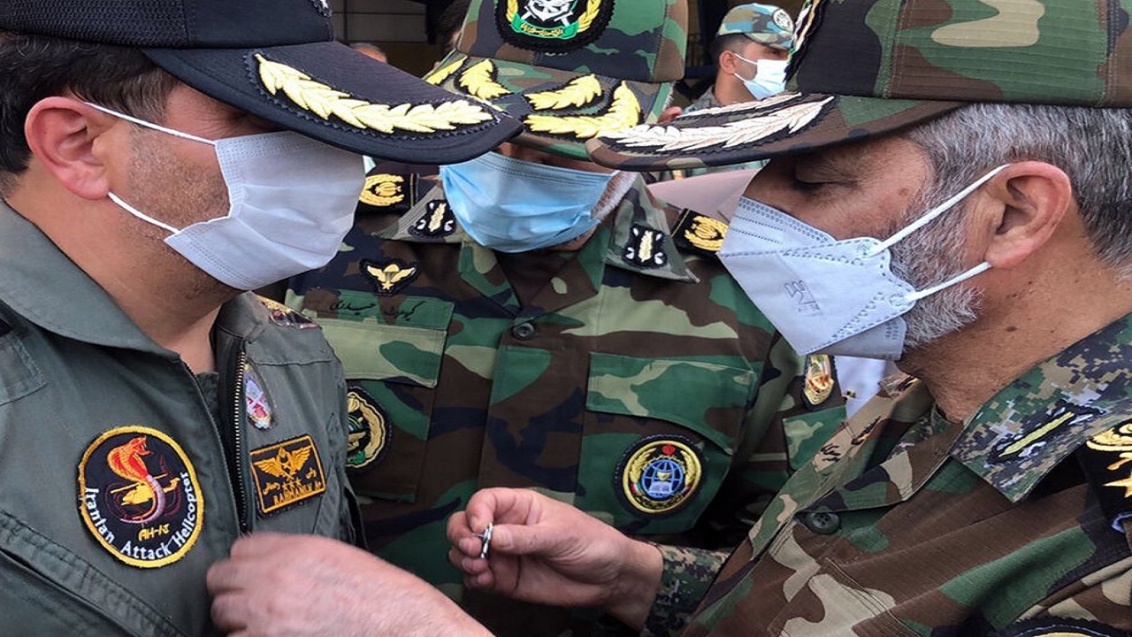 نشان فداکاری ارتش به فرمانده دانشکده هوانیروز اهدا شد