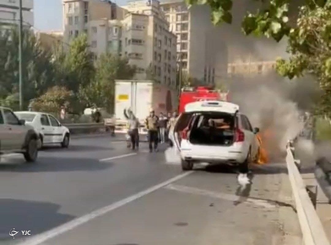 ولوو در آتش؛ نقص فنی خودرو کار دست راننده داد