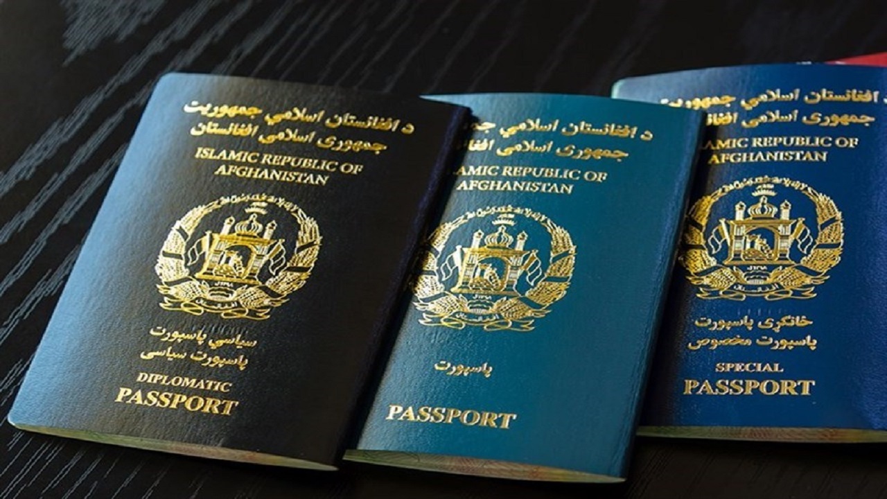 روند توزیع پاسپورت آغاز شد/ کارمندان زن نیز به محل کار حاضر شدند