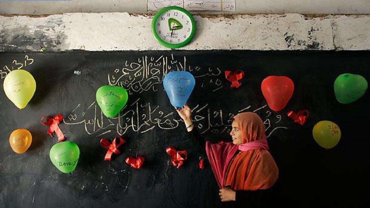 کرزی برای روز جهانی معلم پیام تبریک توئیت کرد