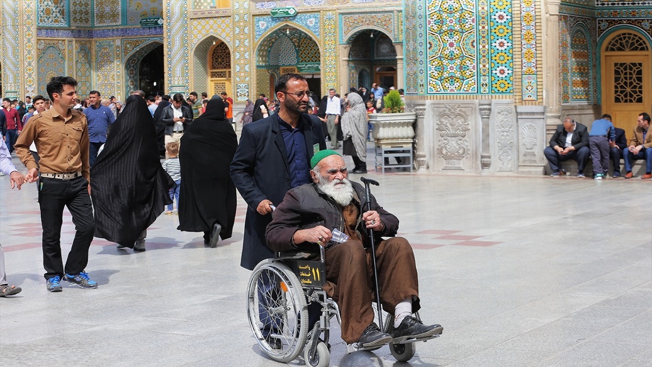 ۹۰۰ ویلچرران به زائران سالمند حرم حضرت معصومه(س) خدمت افتخاری می‌کنند