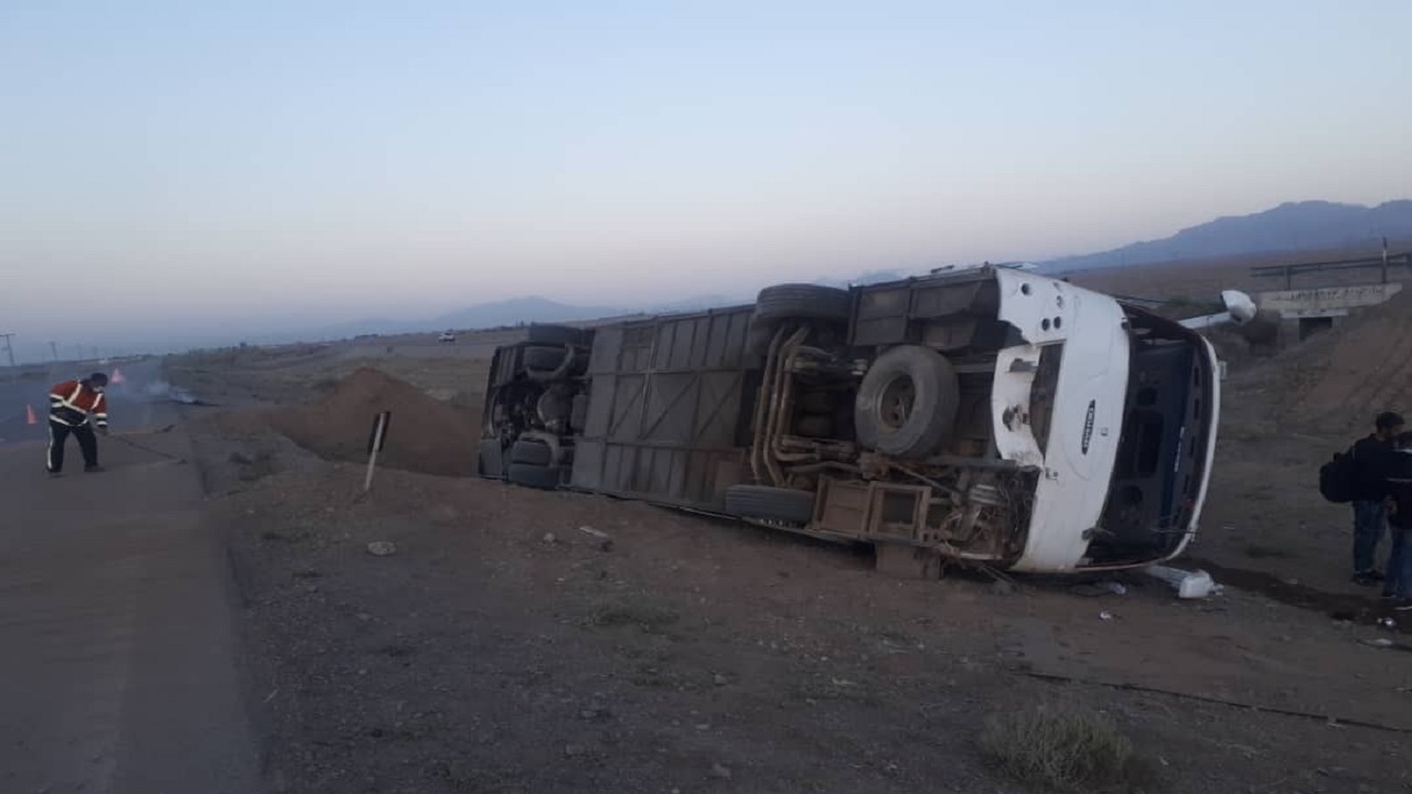 خواب آلودگی راننده علت واژگونی اتوبوس در دامغان