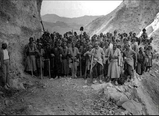 کارگران قدیم در محل احداث تونل